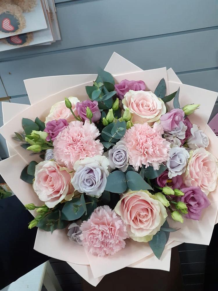 Букет цветов из: Розы, Гвоздики и Лизиантусы в Тарасово